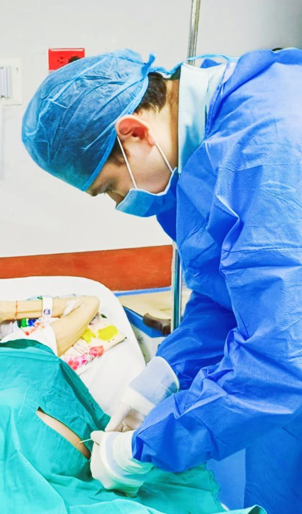 Dr. Aldair Ramírez Lovos realizando un procedimiento médico